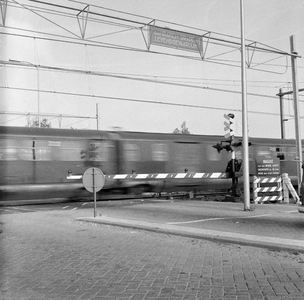 159961 Afbeelding van een AHOB bij de spoorwegovergang aan de Eykmanlaan te Utrecht tijdens het passeren van een trein.